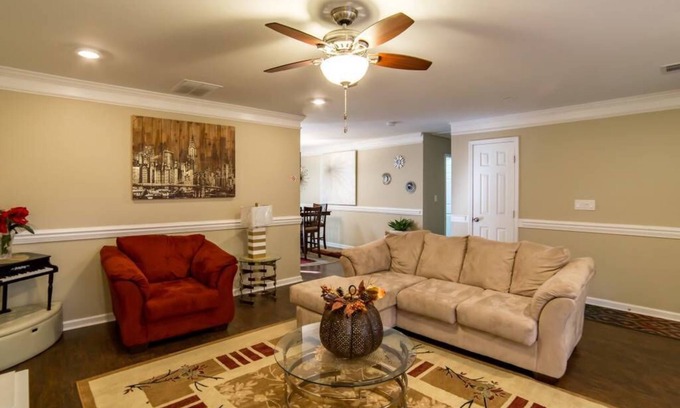 Riverdale House | Atlanta Airport District House; Minutes to Downtown Atlanta or Trillith Studios