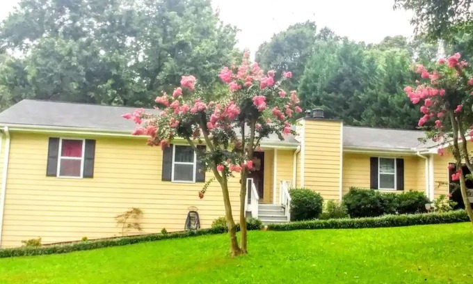 Stone Mountain House | Atlanta/Stone Mountain, fenced yard, washer dryer, Wi-Fi
