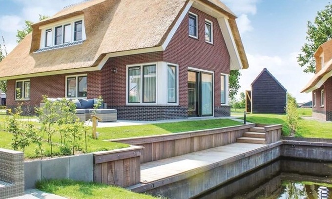 Idskenhuizen House | Atmospheric villa on the water, at a holiday park in Friesland