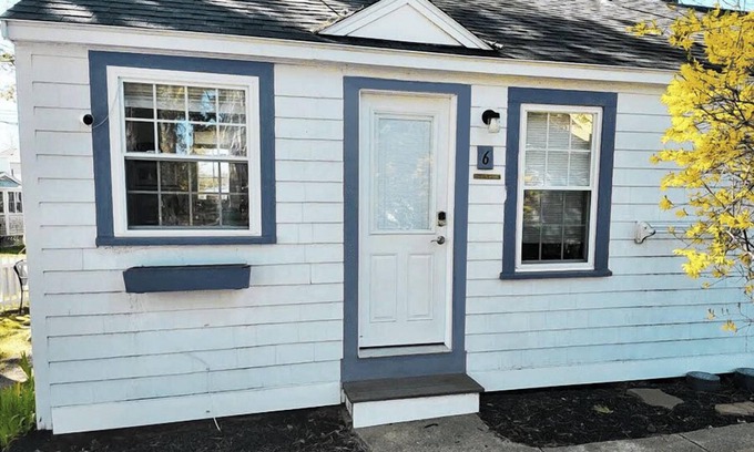 Ocean Park Cottage | Attractive 1 bedroom cabin only 50 ft from beach