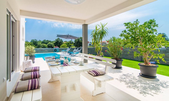 Stokovci House | Attractive new villa with heated swimming pool, sun terrace, WiFi (Bijažići)