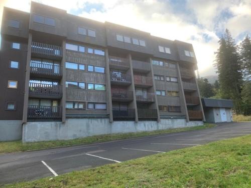 Mont-Dore Apartment | Au pied des pistes du Mont-Dore, 4 couchages, balcon, local à skis - FR-1-415-64