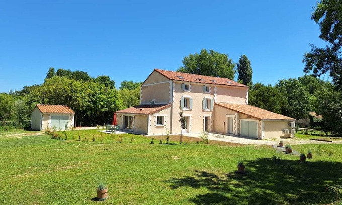 Chateauneuf-sur-Charente House | Au son de l'eau - 3 Apartments House