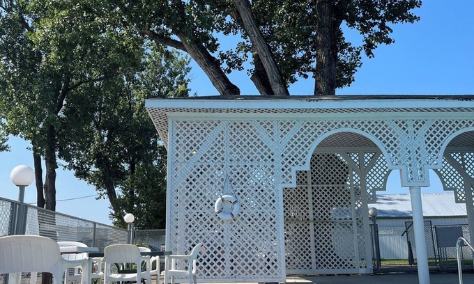 Chicoutimi Hotel | Auberge Resto le Parasol