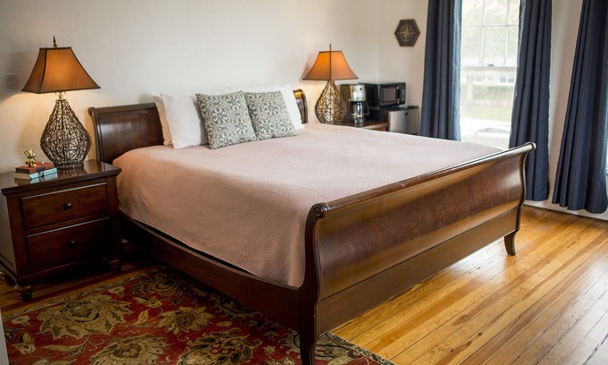 Central Sarasota Apartment | August Ringling Room - Stay in a piece of Sarasota history - Downtown & Beaches