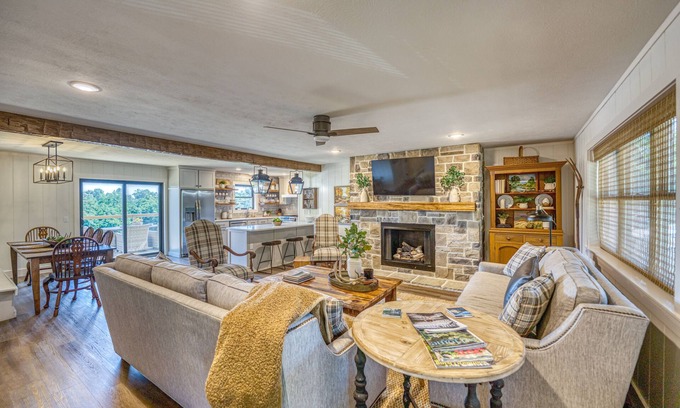 Jasper House | August Sale! Great Views on 20 ac, firepit, outdoor shower, XL deck, 2 kitchens