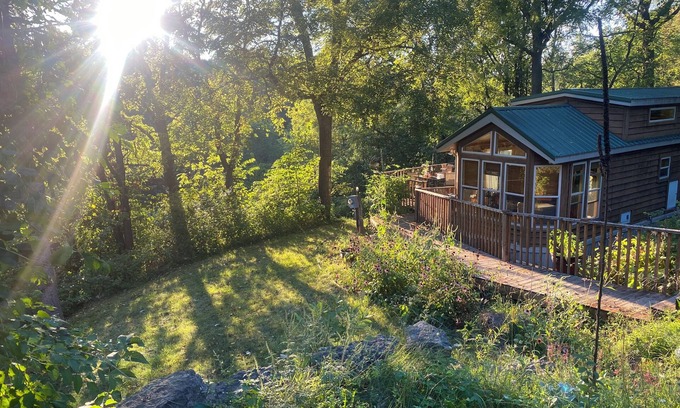 Dodgeville Cabin | Aunt Happy’s Hideaway: charming 2 bedroom cabin near Mineral Point