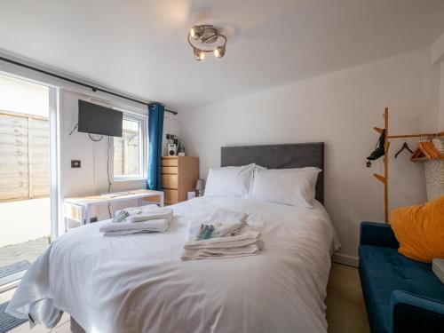Kingsbridge Other | Auntie Bett's - Cosy double bedded ensuite room with mini kitchen