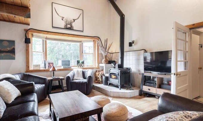Fairbanks House | Aurora Views in Private Log Cabin