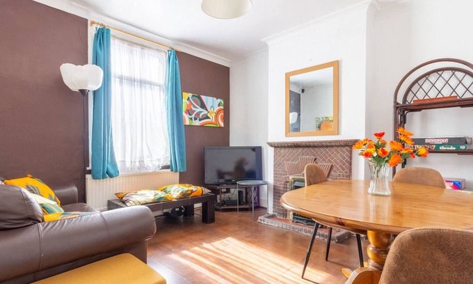 Glyndon House | Authentic London - Four Bedroom Victorian House