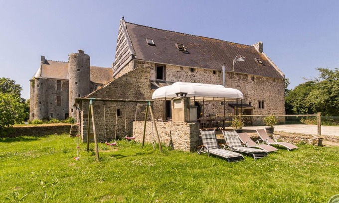 Saint-Lo-d'Ourville Cottage | Authentic medieval manor with enclosed garden, pets allowed, parking and wifi