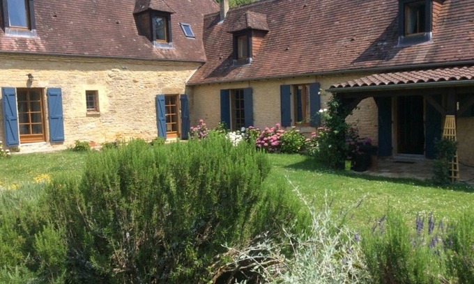 Sergeac House | Authentic Périgourdine, spacious and charming, with flower-filled garden