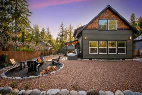 Paradise Estates House | Autumn At Rainier Modern Cabin W Firepit