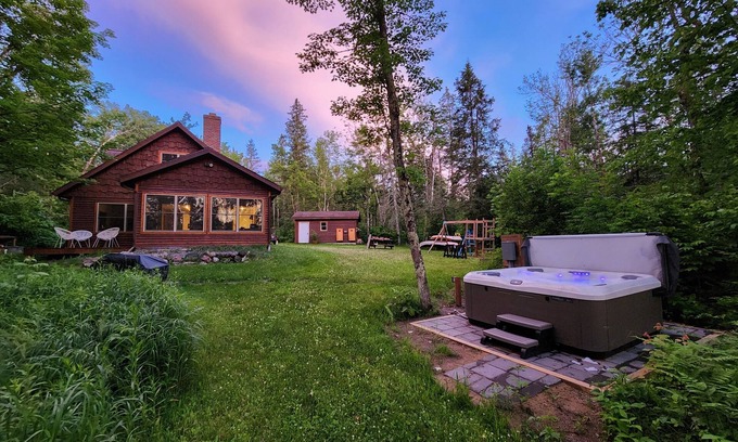 Ojibwa Cabin | Avail Cheq. MTN Bike Fest!-Hot Tub, WIFI, King Bed