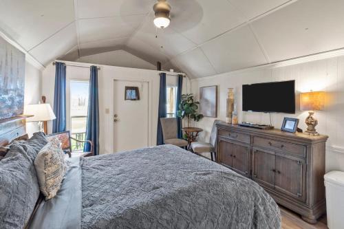 Oil City House | Avail This Weekend, Romantic, Kayaks!