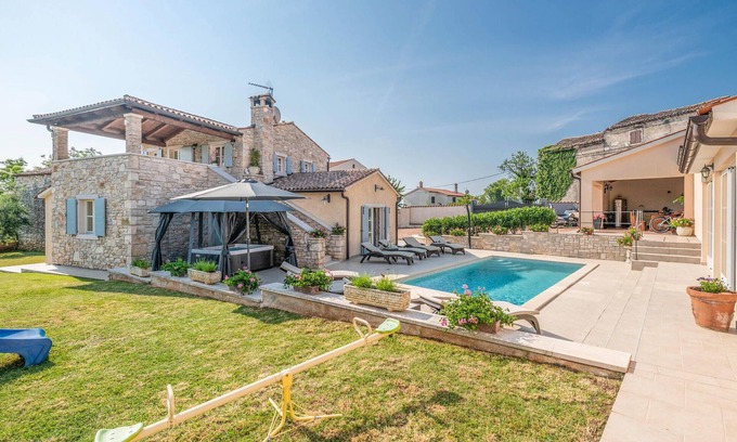 Valtura House | Awesome home in Pula with WiFi