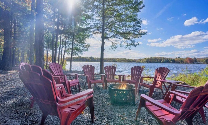 Tobyhanna House | 🐝 Awesome LAKEFRONT House w/Hot Tub - Honeybee Hideaway 🐝