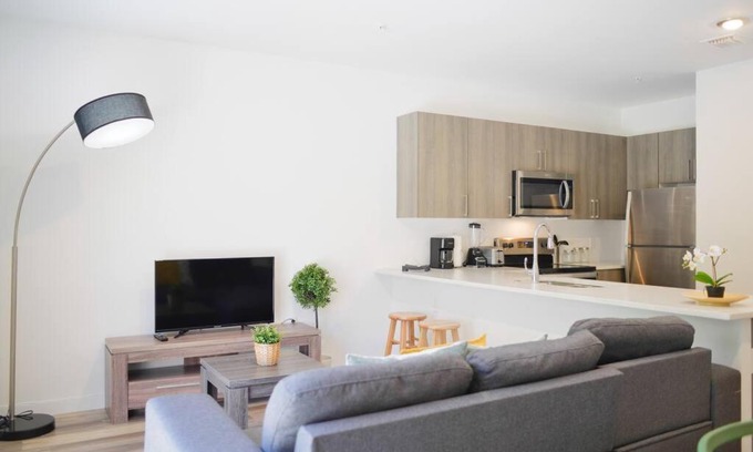 Golden Glades Apartment | Awesome Townhouse 15 minutes from the Beach