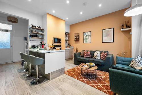 Portsmouth House | Aylesbury House 3 En-suite Bedrooms Parking Pets