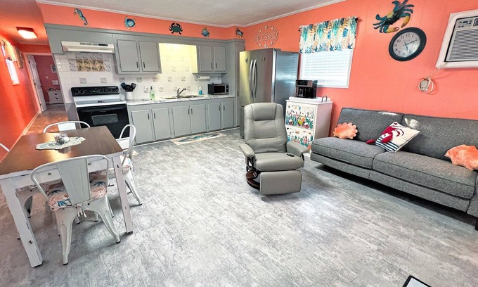 Grand Isle House | B & G Crab Shack Perfect a Small Group
