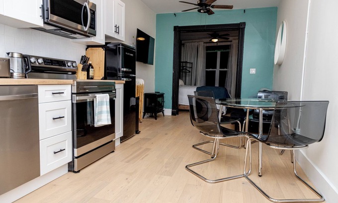 Brockton Village Hotel | B Hotel