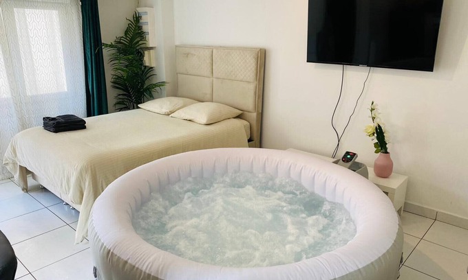 Bondy Apartment | B14 Jacuzzi 5 Étoile par Villa Dengous