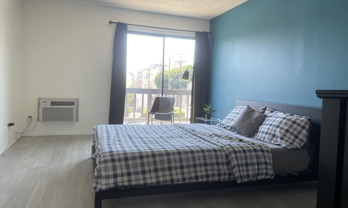 Pico - Robertson Hotel | (B25) Lovely Queen Studio in Prime Location