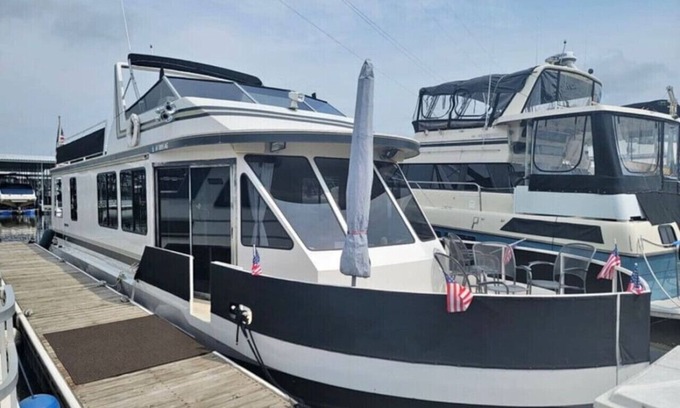 La Crosse Boat Rental | b3 FIVE7 Yacht - 2 bedroom