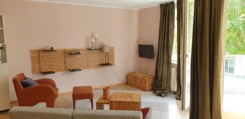 Weisenau Apartment | Bacchus - helles und geräumiges Appartement mit Balkon in Uninähe