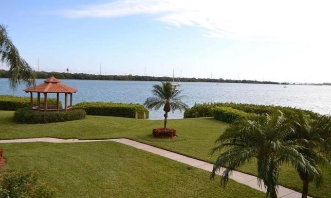 Isla del Sol House | Bahia Bright and Sunny Lakeside Villa