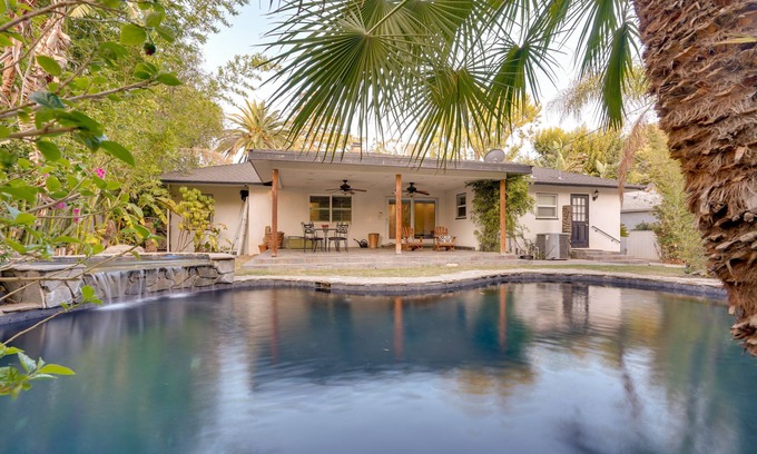 Bakersfield House | Bakersfield Oasis: Sweet Tropical Pool Setup!