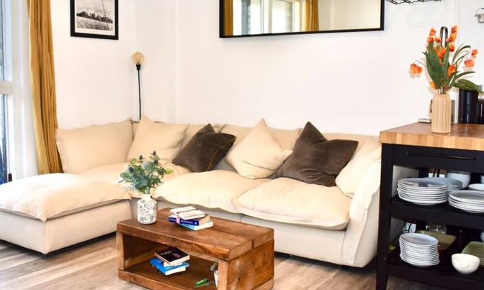 Camberwell Green Apartment | Balcony High End 2-Bedroom Flat for 6