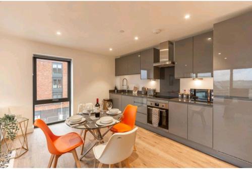 Earlswood Apartment | Balcony View Apt Free Parking Sleeps 5