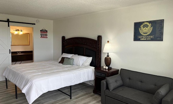 Branson Theater District Hotel | Ballparks Inn