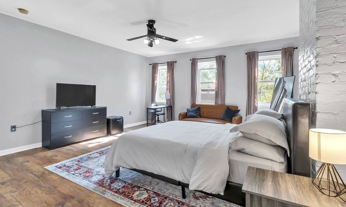 Downtown Baltimore Apartment | Baltimore Hopkins Medical Apt. 4- walking distance to Fells Point & Inner Harbor