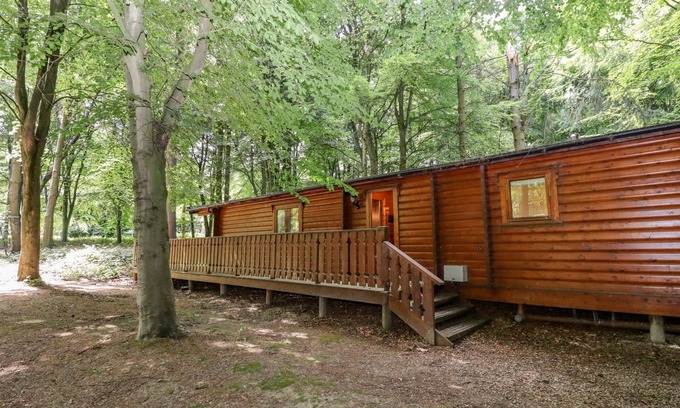 Kenwick Cottage | BAMBOO RETREAT, character holiday cottage, with hot tub in Louth