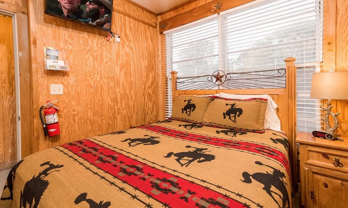 Bandera Hotel | Bandera Bunkhouse On Main #2