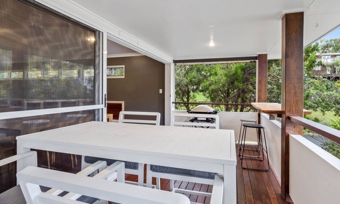 Point Lookout House | Banksia Beach House | 3 bed 2.5 Bath | sleeps 6