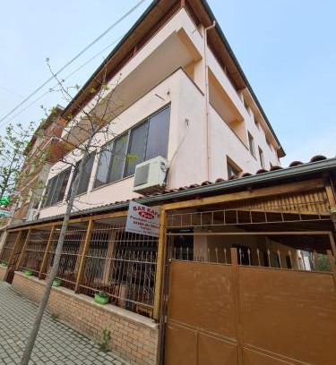Kamez House | Bar Kafe Pjetri Guest House