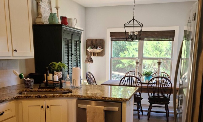 Oxford House | Barefoot Cottage. Located on a beautiful lake setting.
