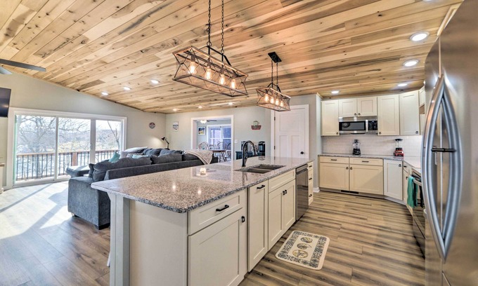 Eddyville House | 'Barkley Breeze' Waterfront Home w/Dock & Kayaks