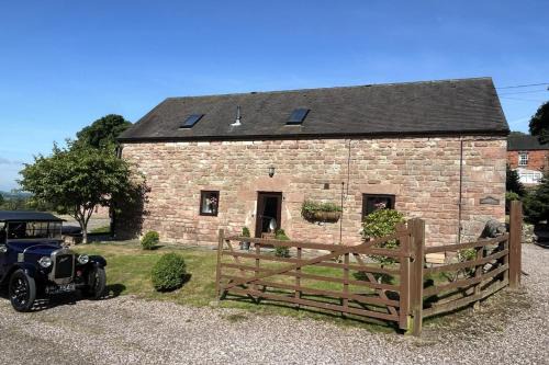 Cauldon Low House | Barn - Sleeps 4 - Garden - Pet friendly