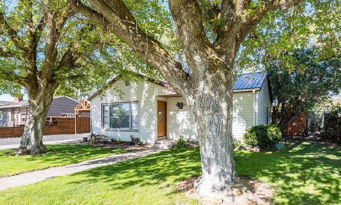 Prineville House | Barnes Butte Bungalow (6 people)