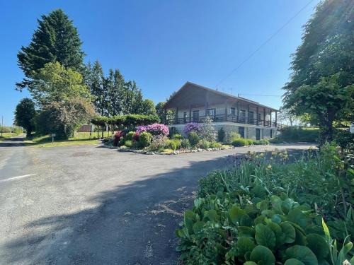 La Celle-sous-Gouzon Apartment | Barracat Gite
