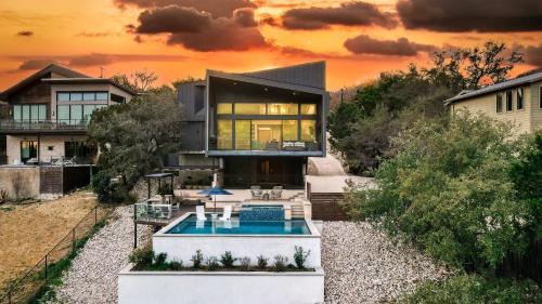 Apache Shores House | Barton by AvantStay Lake Views w Hot Tub Pool Ping Pong
