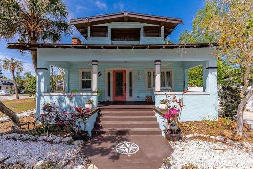 Bradenton House | Basque Bungalow with pool, minutes to beaches