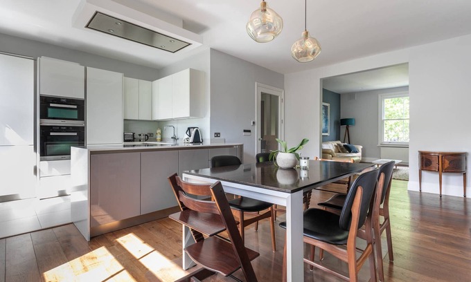 St. Helen's Apartment | Bassett Road XII by onefinestay