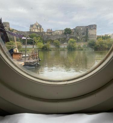 Downtown Angers Boat Rental | Bateau traditionnel de Loire face au château d'Angers