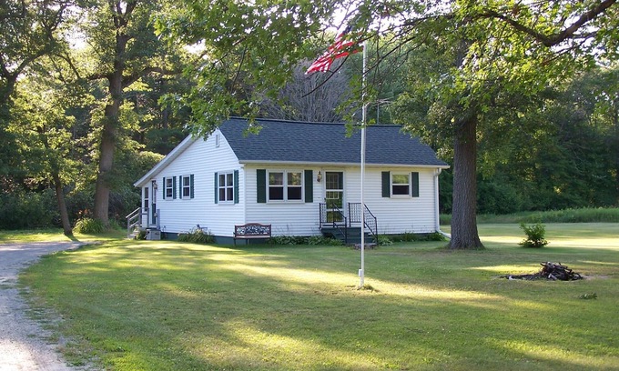 Oconto Cottage | Bay Breeze Cottage - 4 Season Fully Outfitted Vacation Getaway!
