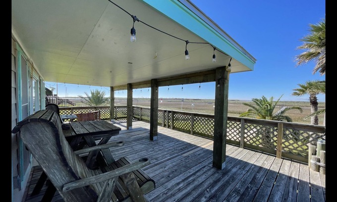 Cedar Lane House | Bay House- Excellent Fishing House With Large Lighted Pier At The Caney Creek "Y